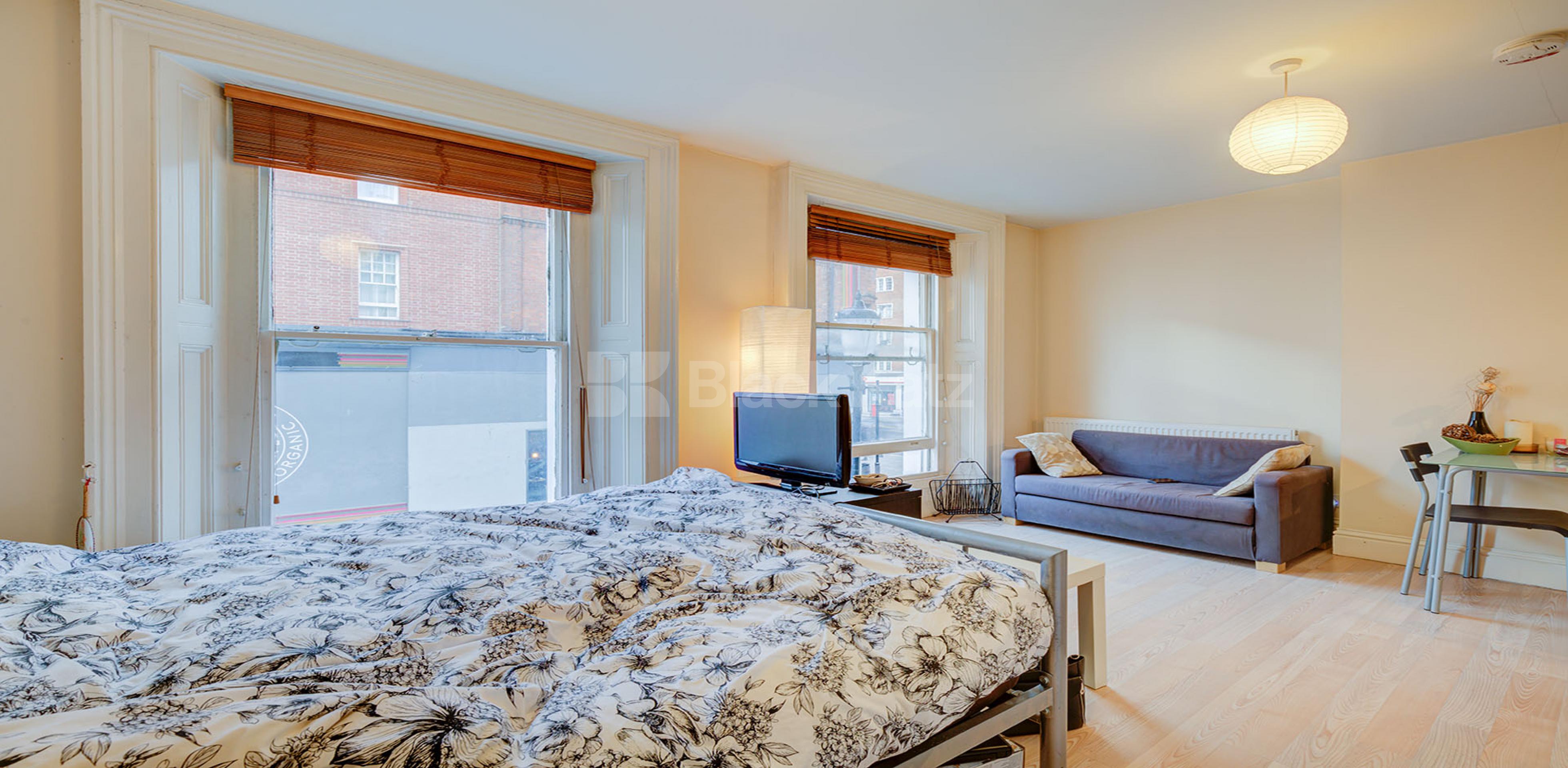 Spacious studio amazing location modern kitchen mins to tube & shops Abingdon Road, High Street Kensington W8